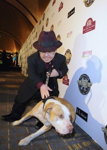 Shorty Rossi y "Hercules" un pit bull del programa de reality tv "Pit Boss"